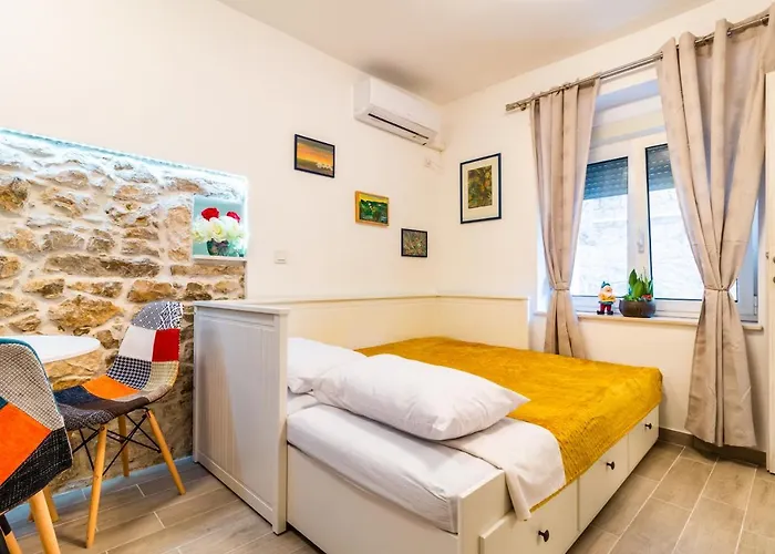 Mirela Kastel Stafilic * Kaštela